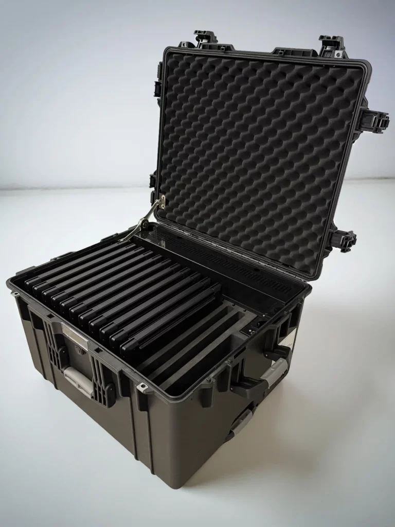 Valise multimédia TIP 13++ ouverte, avec compartiments pour 13 ordinateurs portables jusqu’à 16 pouces, mousse haute densité et roulettes pour déplacement facile