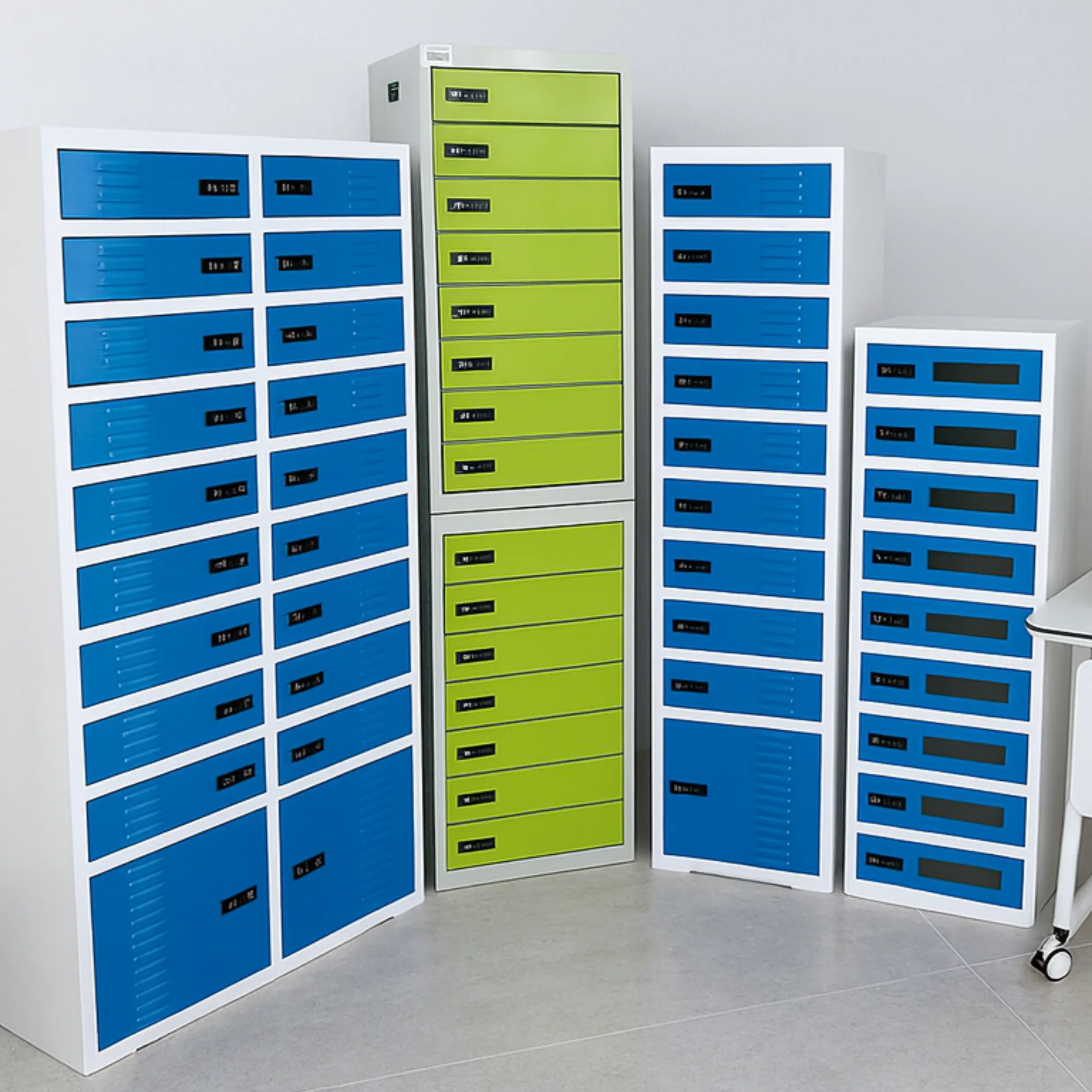 Stations de stockage Mobilocker pour tablettes et PC portables installées dans une salle de classe moderne